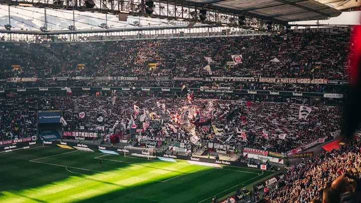 Fußballfeld in einem Stadion